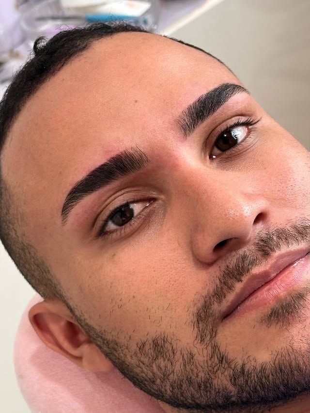 Sobrancelha preenchida com efeito fio a fio