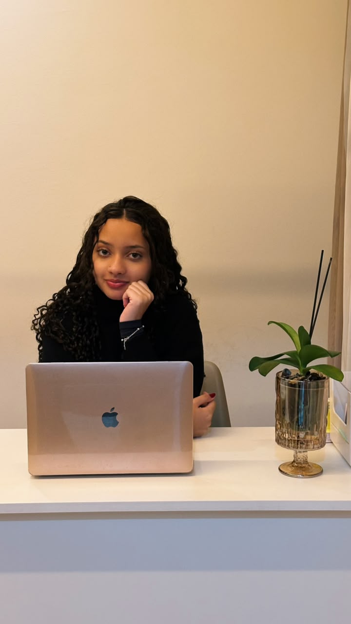Aline, recepcionista do studio