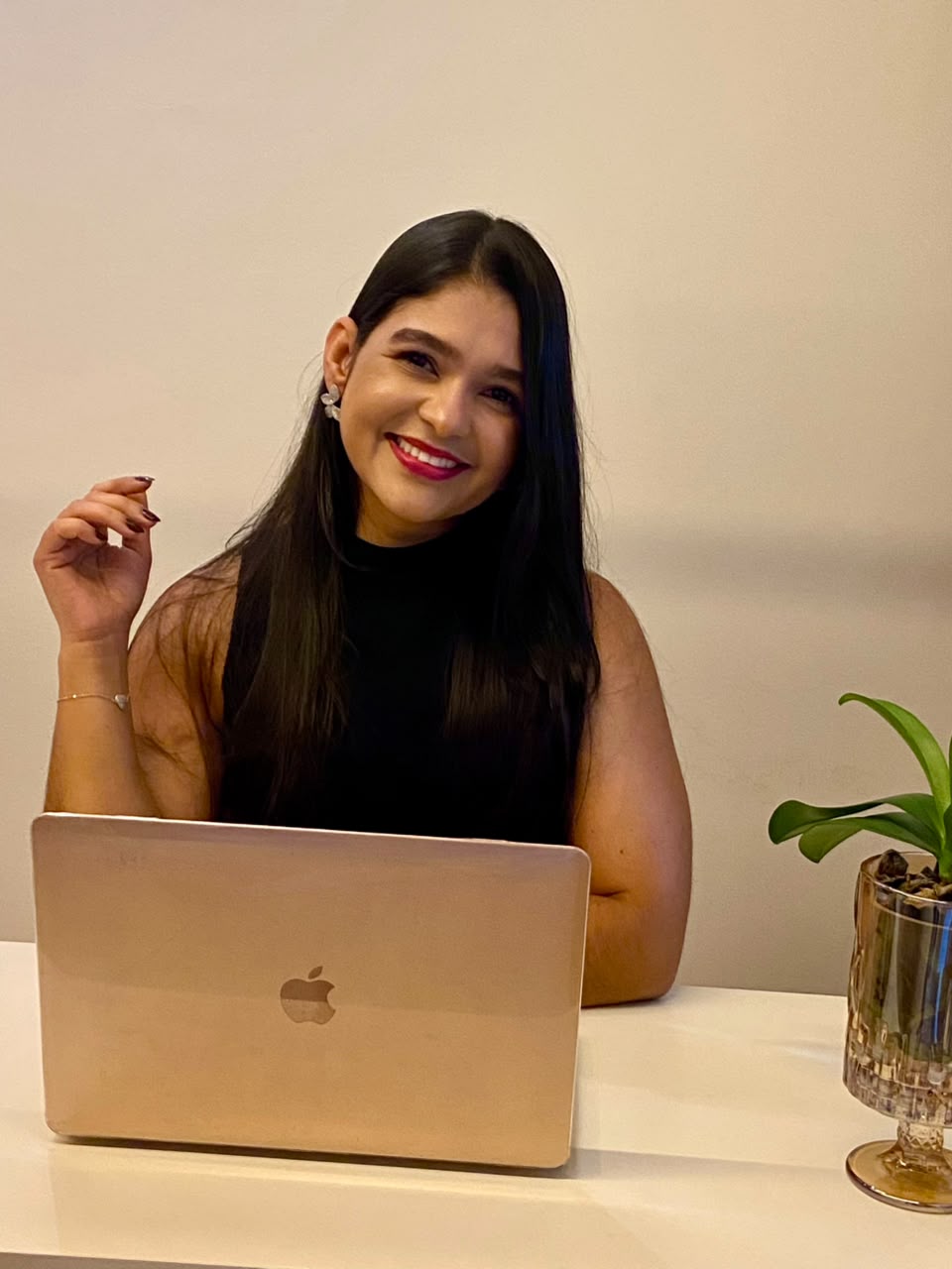 Francielle Brito, designer de sobrancelhas e fundadora do studio